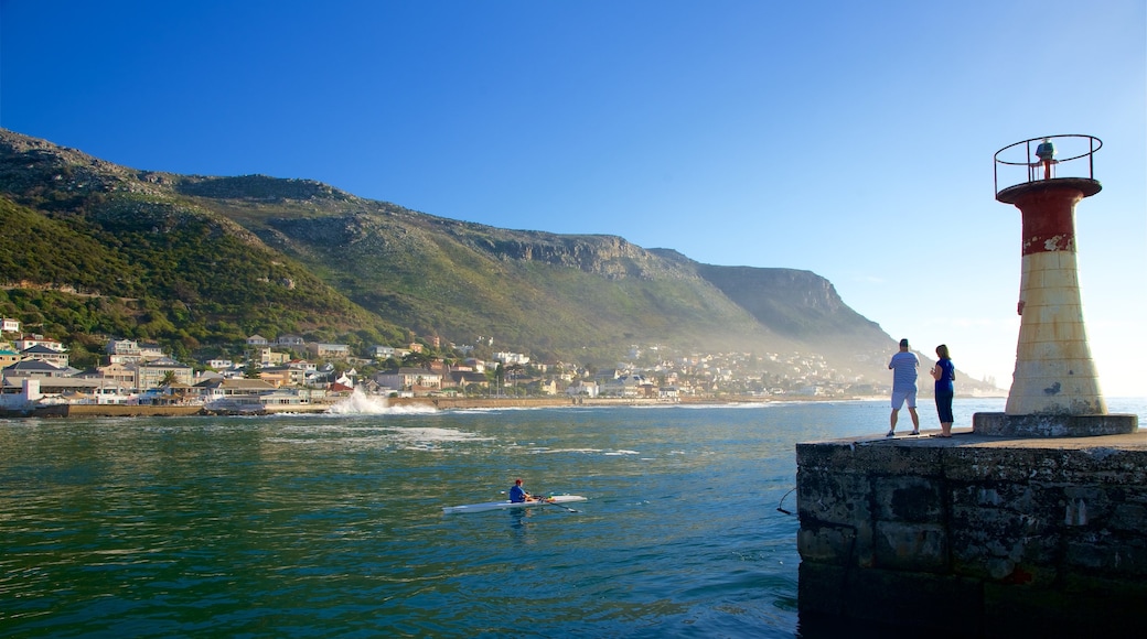 Cidade do Cabo caracterizando uma cidade litorânea, um farol e paisagens litorâneas