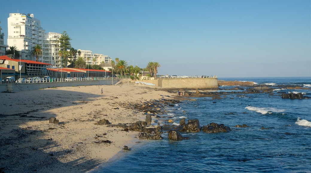 Sea Point joka esittää hiekkaranta, yleiset rantanäkymät ja karu rannikko