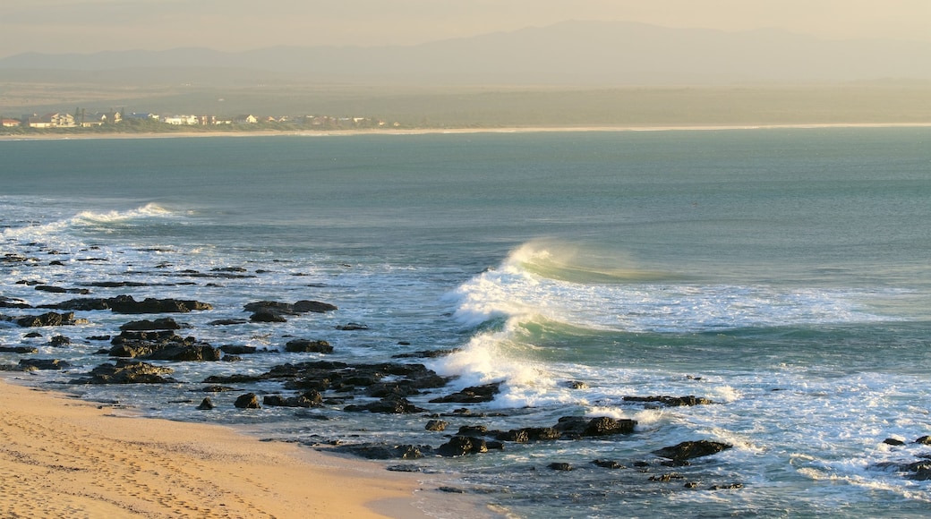 Jeffreys Bay que incluye olas, una playa de arena y vista general a la costa