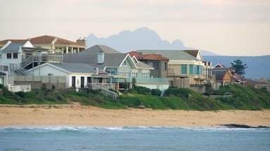 Jeffreys Bay mostrando una playa de arena y vistas de una costa