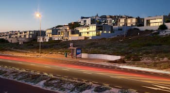 Bloubergstrand som inkluderar en solnedgång