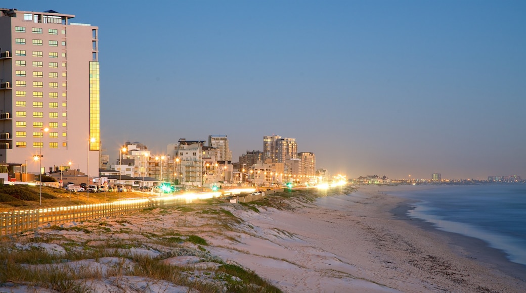 Bloubergstrand mit einem Sandstrand, bei Nacht und allgemeine Küstenansicht