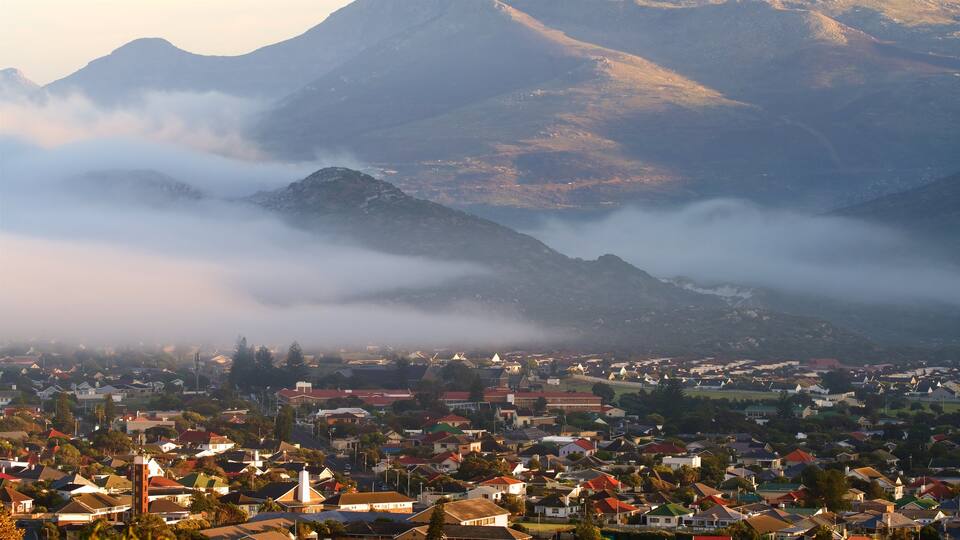 Fish Hoek ofreciendo montañas, un atardecer y niebla