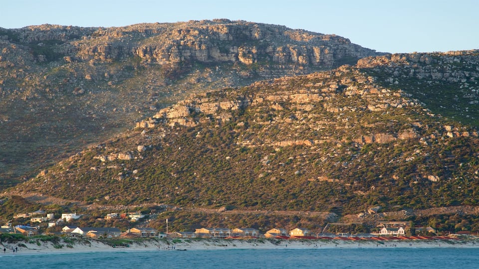 Fish Hoek que incluye vistas de una costa y situaciones tranquilas