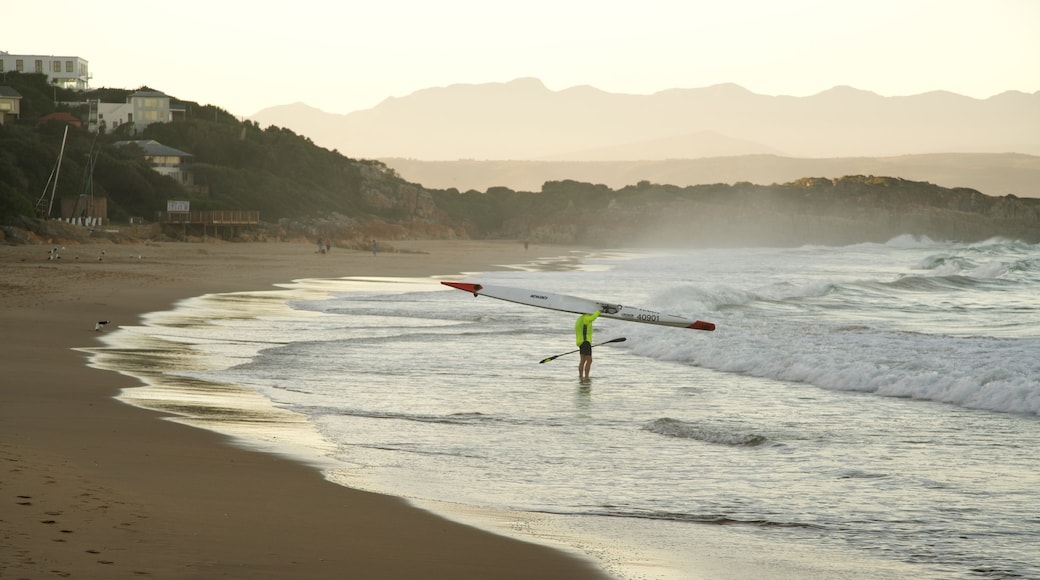 Playa de Plettenberg Bay ofreciendo kayaks o canoas, vista general a la costa y una playa de arena