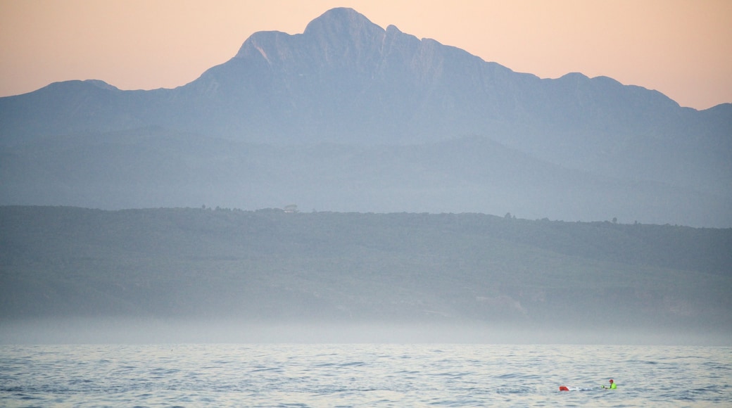 Plettenberg Bay Beach mit einem Sonnenuntergang, Nebel und ruhige Szenerie