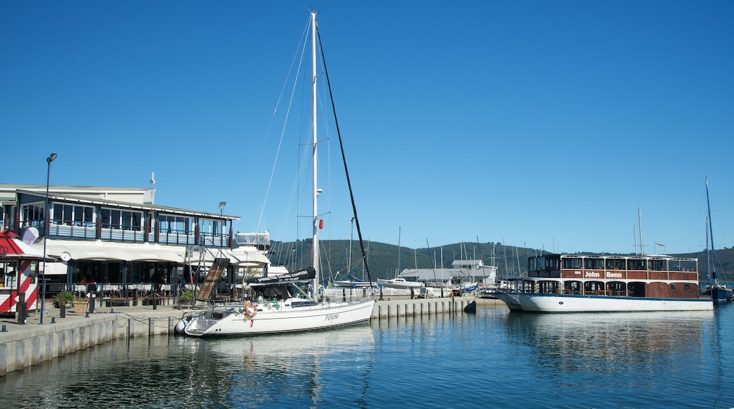 Knysna Quays mostrando uma baía ou porto