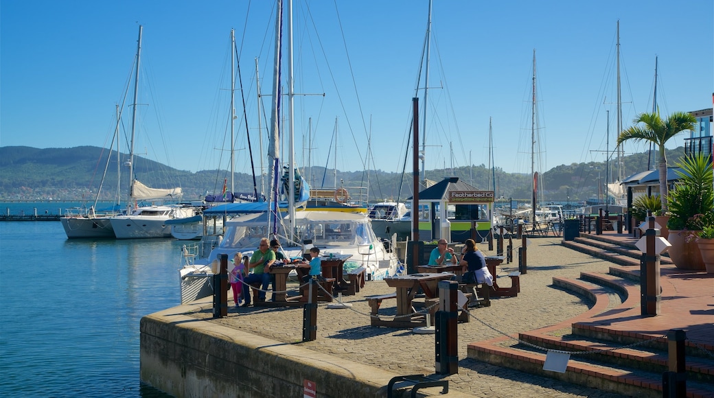 Knysna Quays toont een baai of haven