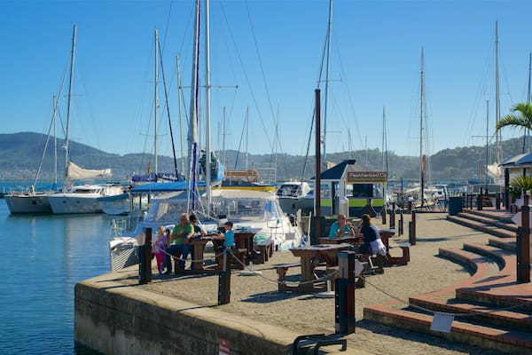 Knysna Quays mettant en vedette baie ou port