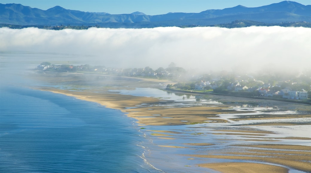 Knysna montrant plage de sable, vues littorales et brume ou brouillard