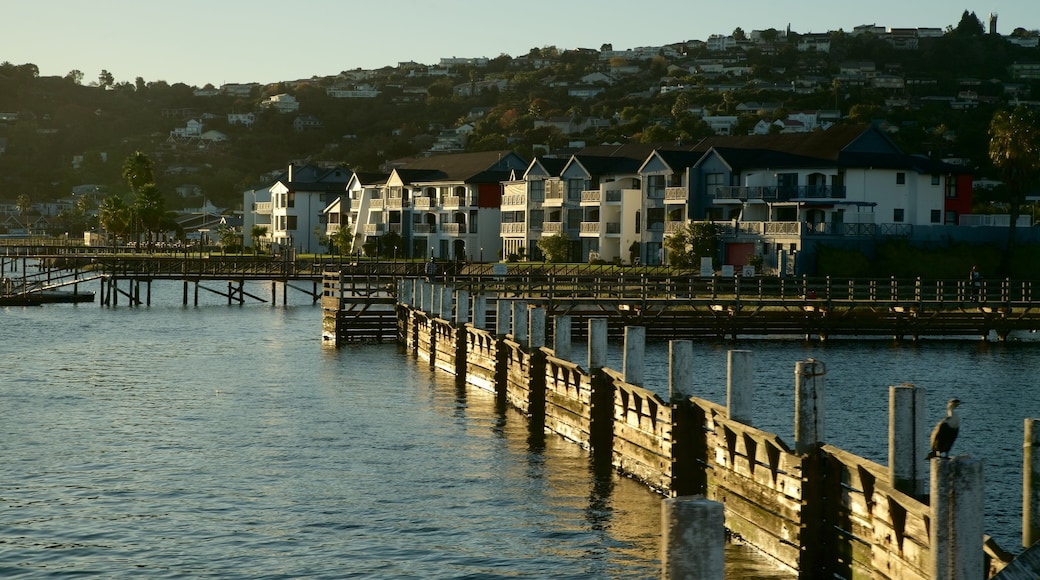 Knysna Quays mostrando una bahía o un puerto y un atardecer