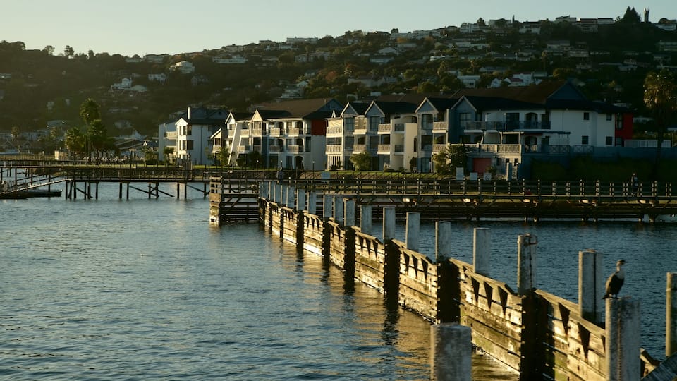 Knysna Quays mostrando uma baía ou porto e um pôr do sol