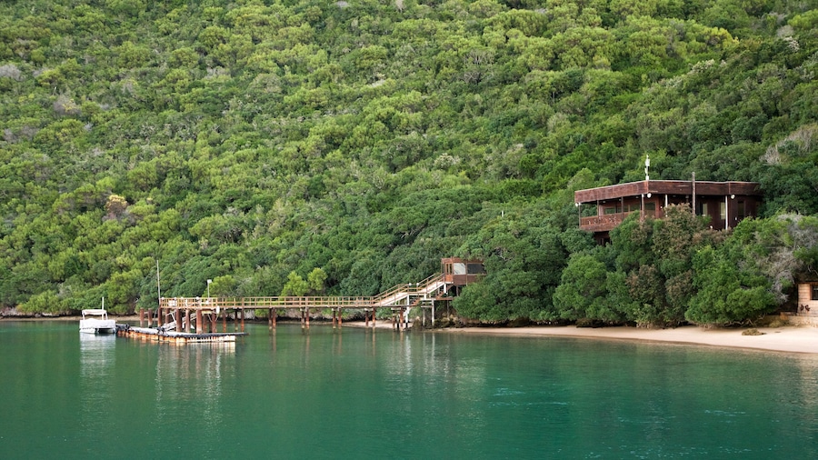 Thị trấn Knysna cho thấy cảnh bờ biển, bãi biển cát và cảnh thanh bình