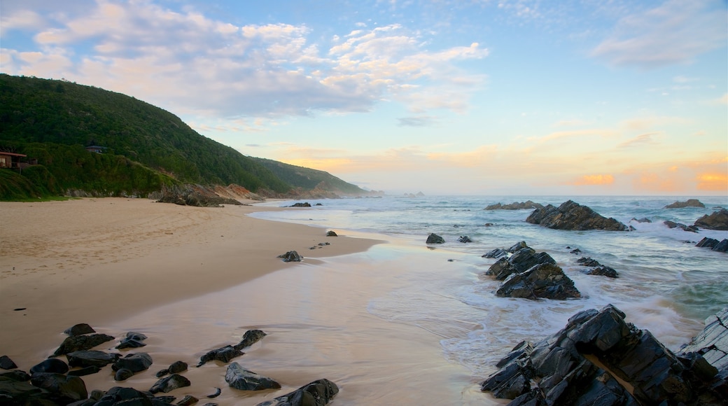 Keurboomstrand mostrando costa rocciosa, spiaggia e paesaggi rilassanti