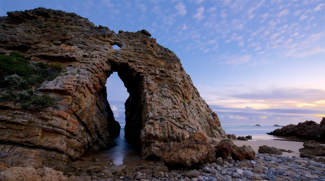 Arch Rock แสดง ชายหาดกรวด