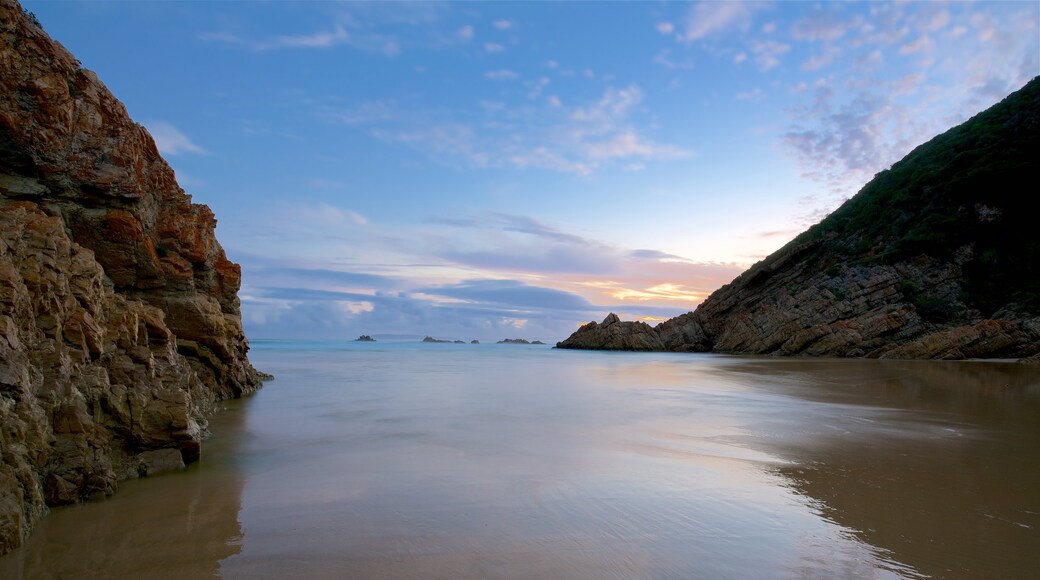 Arch Rock que inclui um lago ou charco