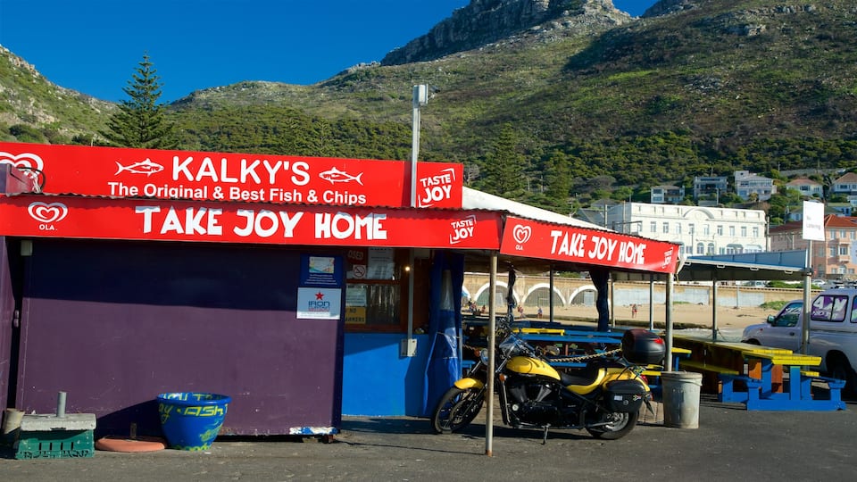 Kalk Bay mostrando un bar en la playa, comidas al aire libre y señalización