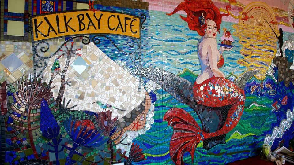 Kalk Bay ofreciendo café, señalización y arte al aire libre