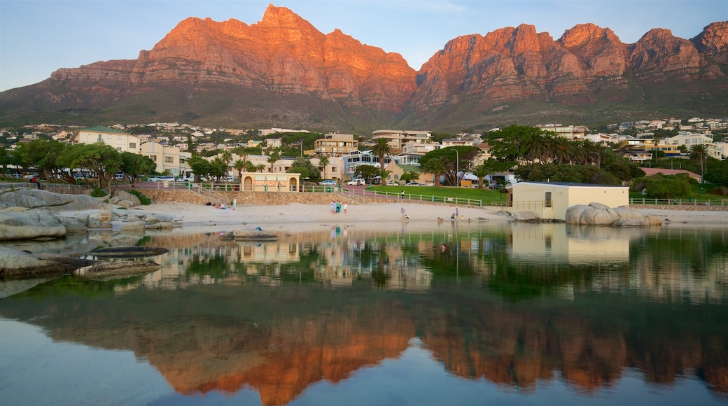 Playa Camps Bay que incluye una playa de arena y una ciudad costera