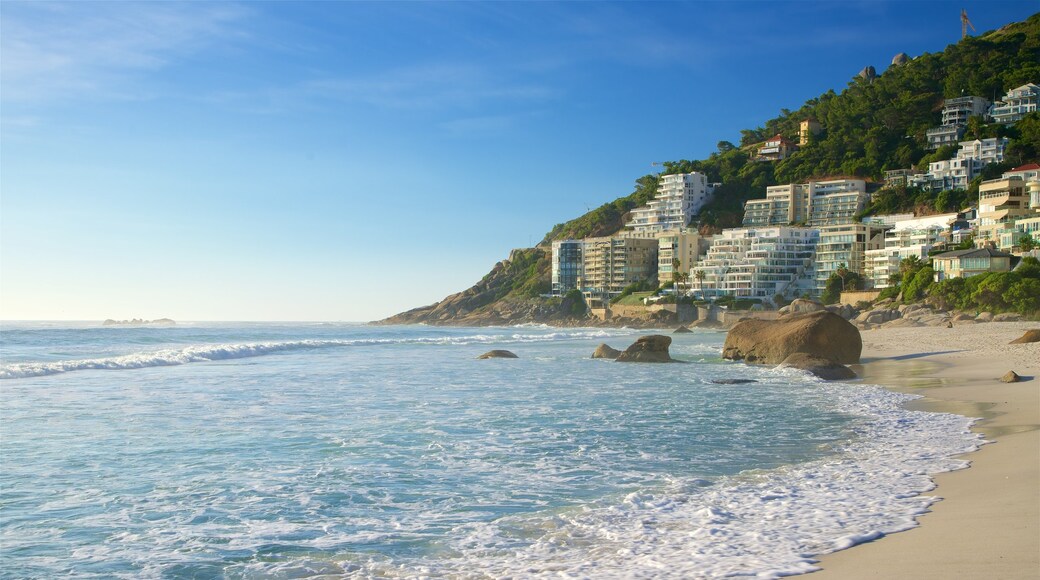 Clifton Bay Beach som omfatter en kystby og en strand
