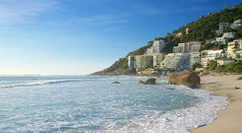 Clifton Bay Beach welches beinhaltet Sandstrand und Küstenort