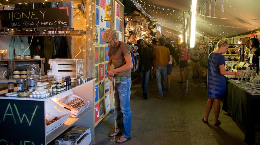 Le Cap et ses environs montrant marchés aussi bien que petit groupe de personnes