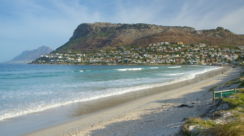 Playa de Fish Hoek ofreciendo una ciudad costera y una playa de arena