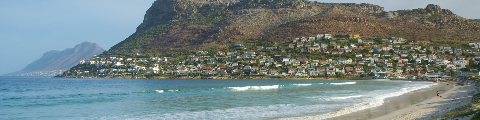 Fish Hoek Beach das einen KĂŒstenort und Sandstrand