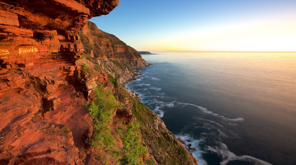 Chapman\'s Peak welches beinhaltet Sonnenuntergang und Felsküste