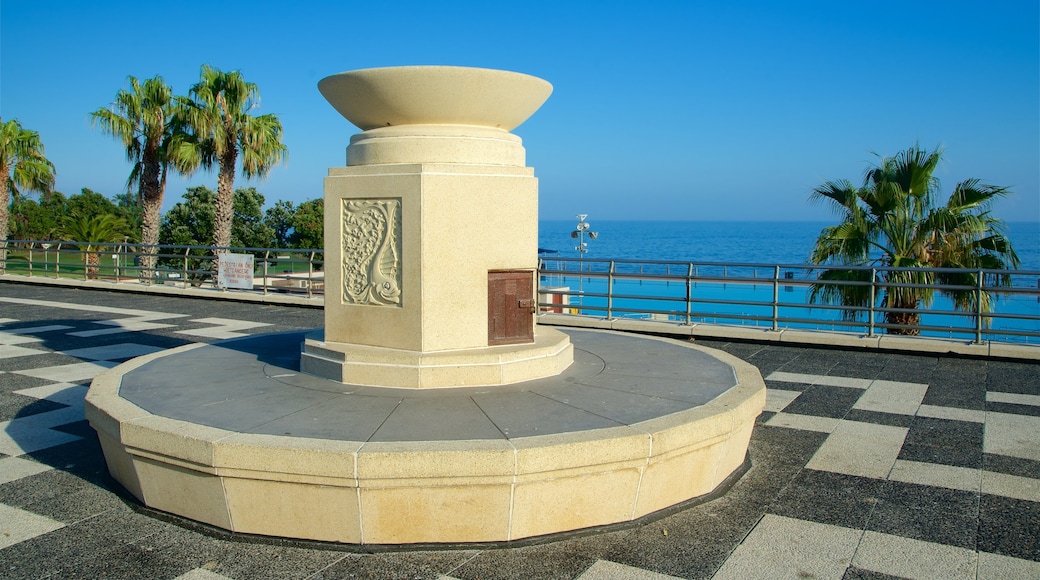 Sea Point Pavillion showing outdoor art