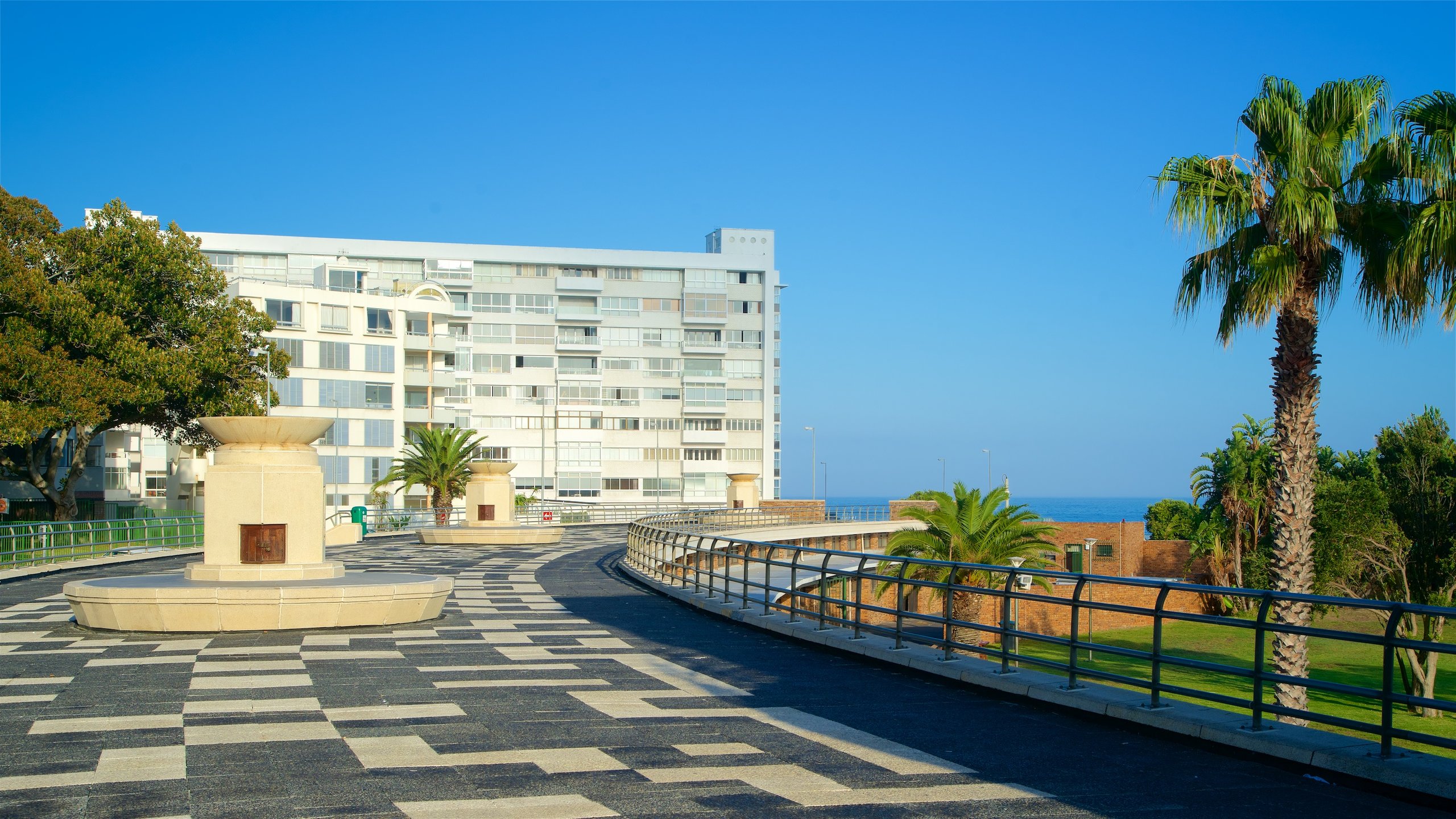 Sea Point Pavillion mostrando ponte, arte urbana e città