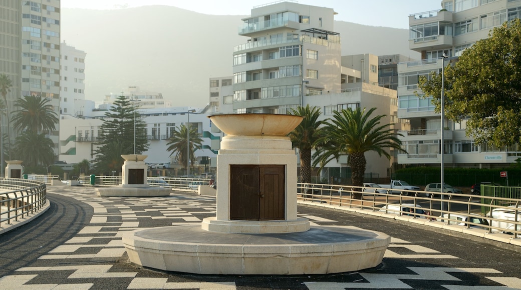 Sea Point Pavillion montrant ville, art en plein air et pont