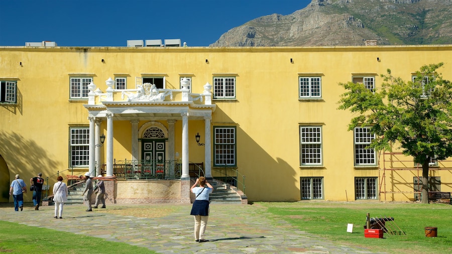 Castle of Good Hope welches beinhaltet Burg sowie kleine Menschengruppe