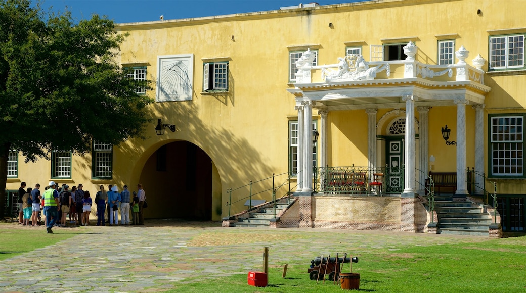 Castle of Good Hope que incluye un castillo y también un grupo pequeño de personas