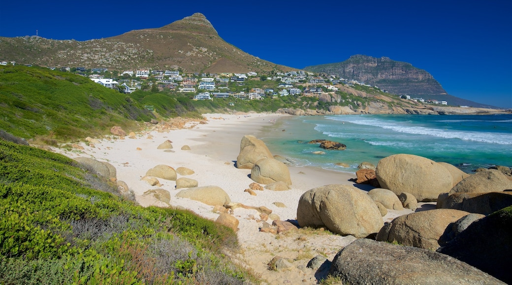 Playa de Llandudno, Ciudad del Cabo, Sudáfrica ofreciendo una playa de arena y litoral accidentado