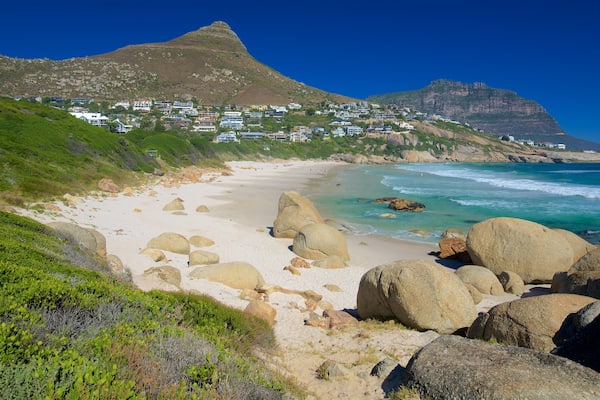 Llandudno Beach das einen Sandstrand und schroffe KĂŒste