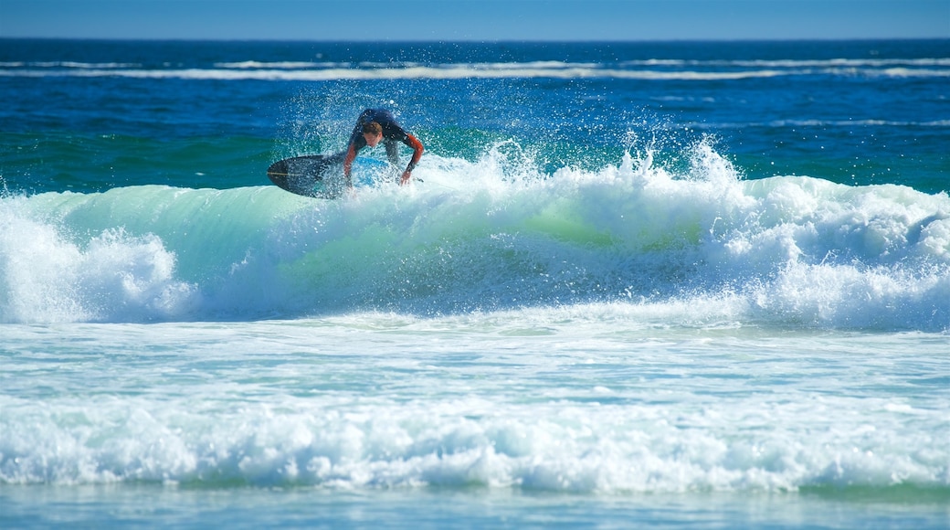 Playa de Llandudno, Ciudad del Cabo, Sudáfrica ofreciendo surf y olas