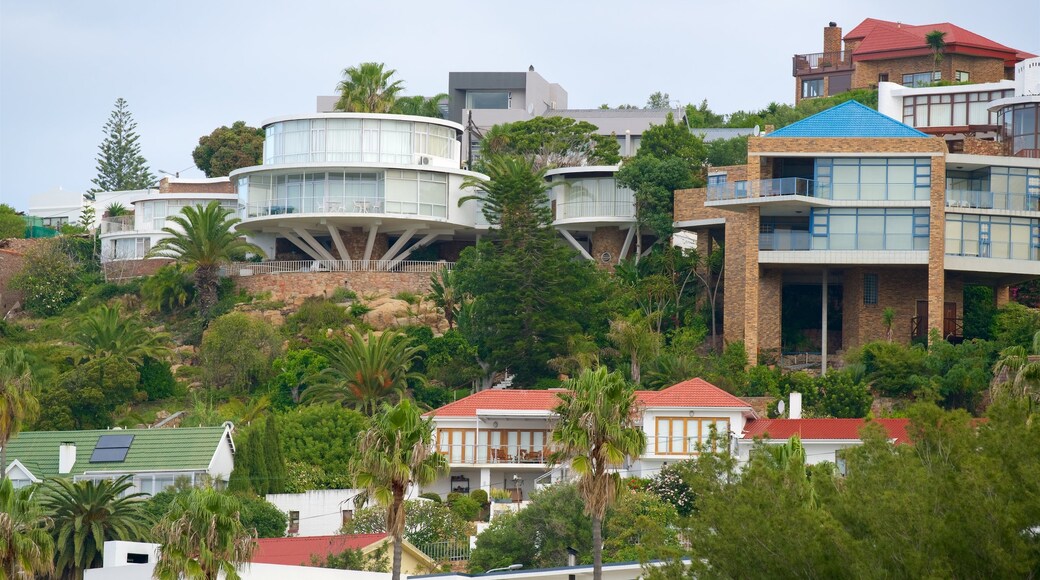 Santos Beach som visar en kuststad och modern arkitektur