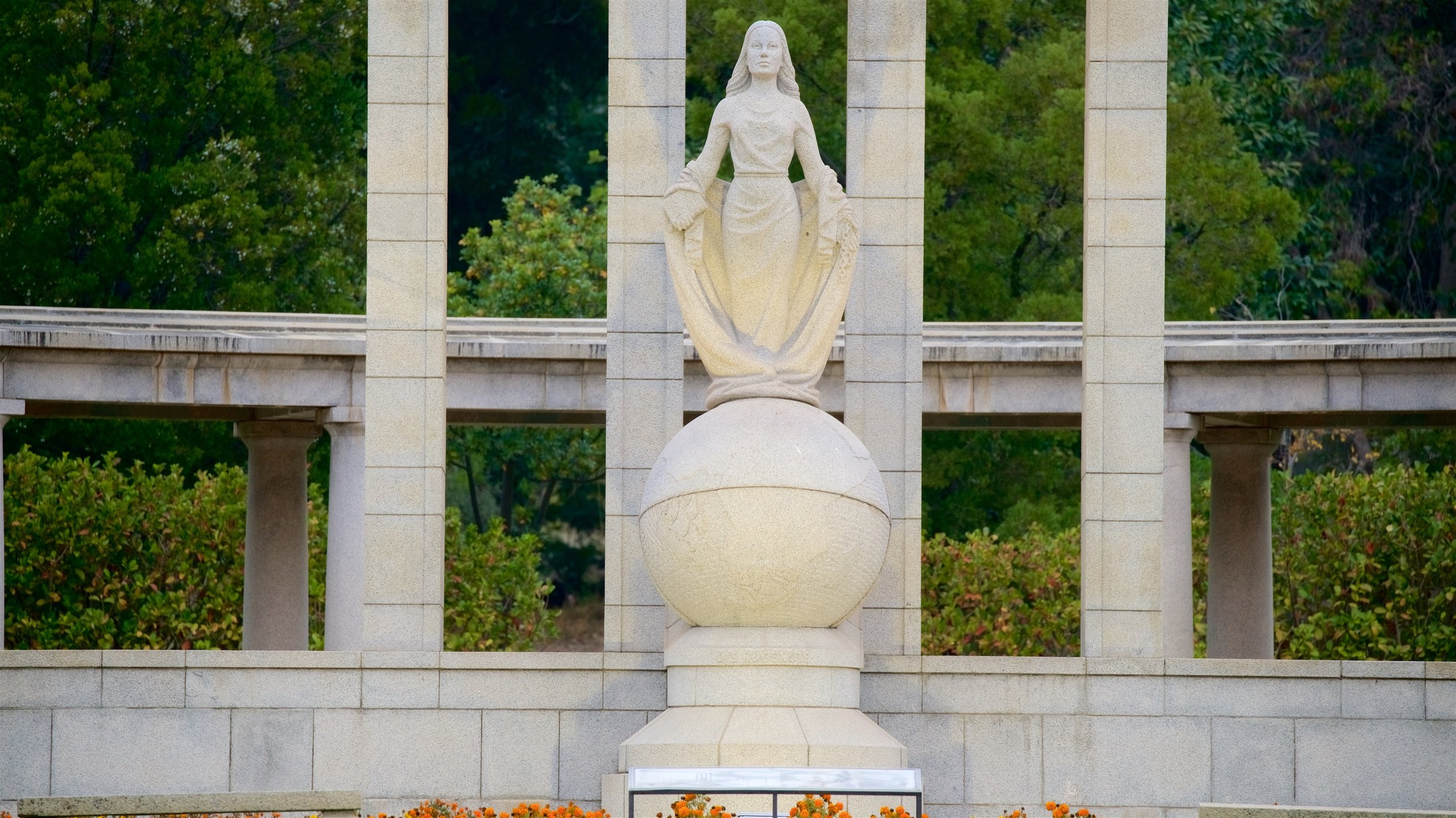 Hugenottendenkmal mit einem Garten, Statue oder Skulptur und Monument