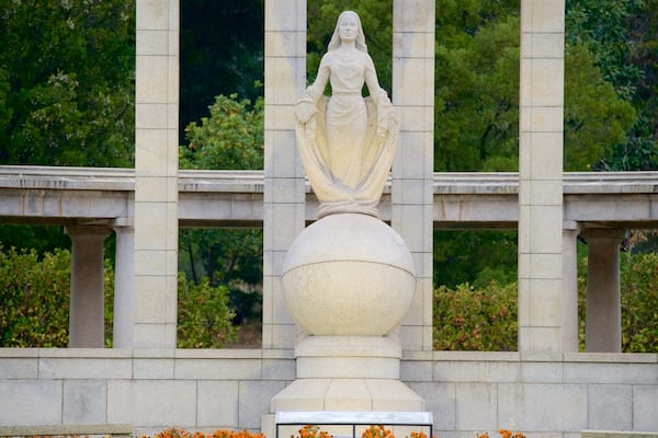 Hugenottendenkmal mit einem Garten, Statue oder Skulptur und Monument