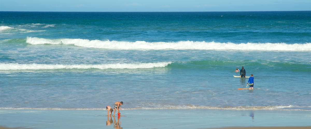 Victoria Bay Beach presenterar en strand och bad sÄvÀl som barn