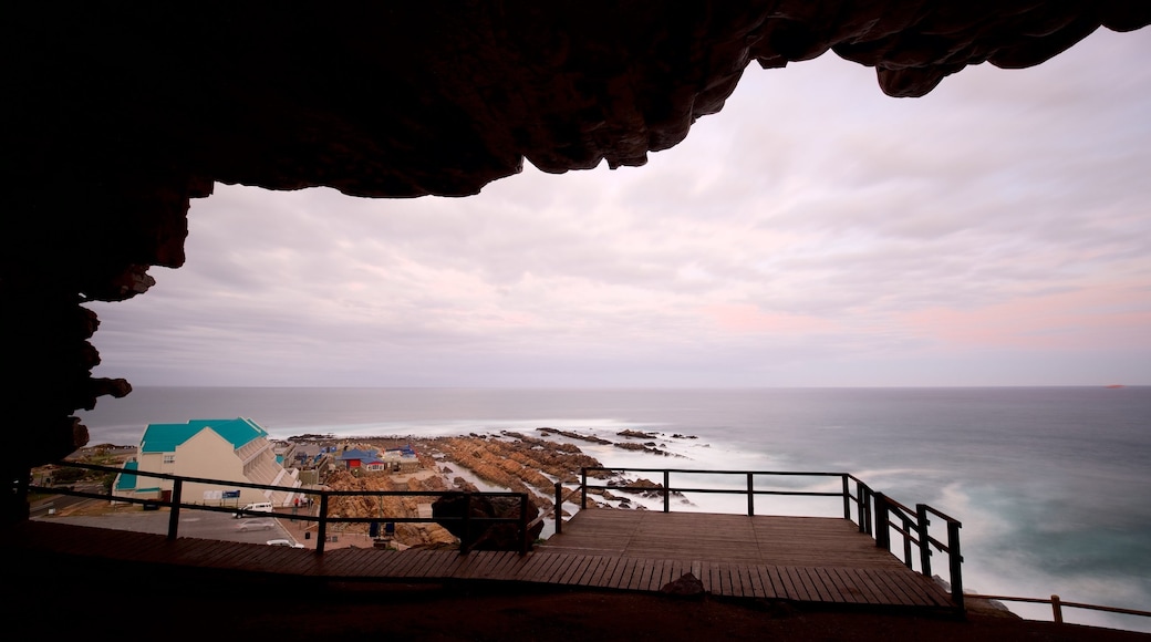 Cueva de Cabo St Blaize mostrando litoral accidentado, vistas de una costa y cuevas