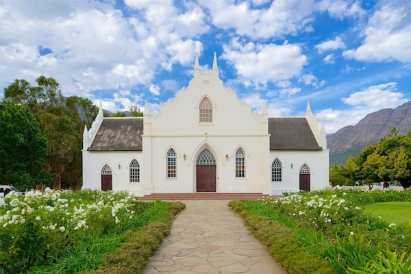 Franschhoek welches beinhaltet historische Architektur, Blumen und Kirche oder Kathedrale