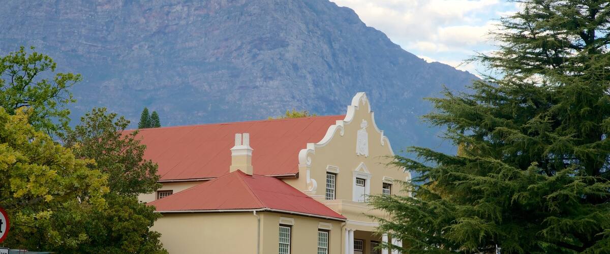 Franschhoek montrant bĂątiment public et patrimoine architectural aussi bien que couple