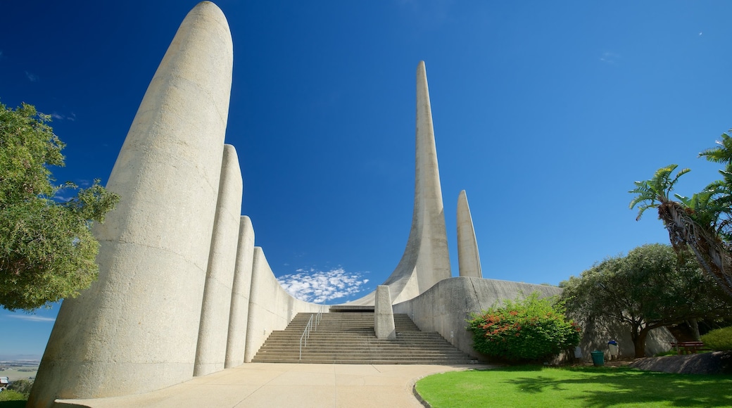 Paarl qui includes monument