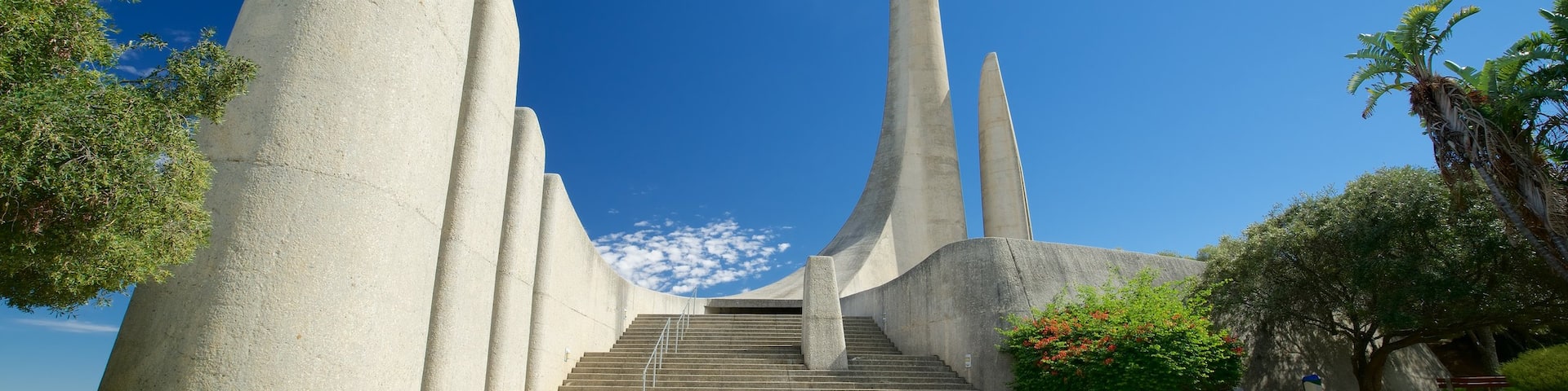Paarl showing a monument