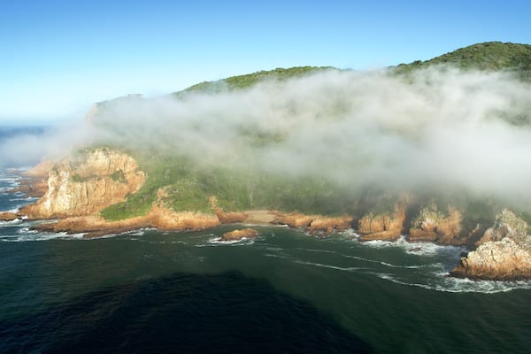 Knysna mettant en vedette cĂŽte rocheuse, brume ou brouillard et panoramas
