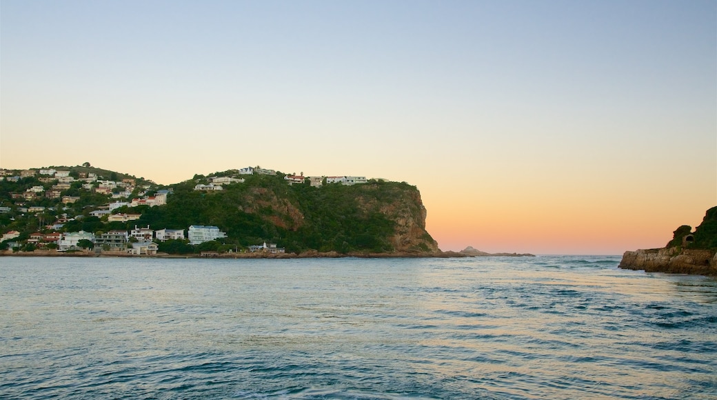 Point de vue oriental mettant en vedette vues littorales, coucher de soleil et côte rocheuse