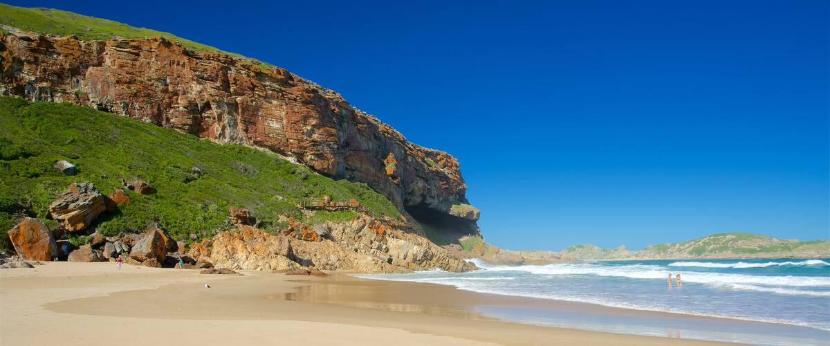 Plettenberg Bay featuring kallioinen rannikko, ranta ja maisemat