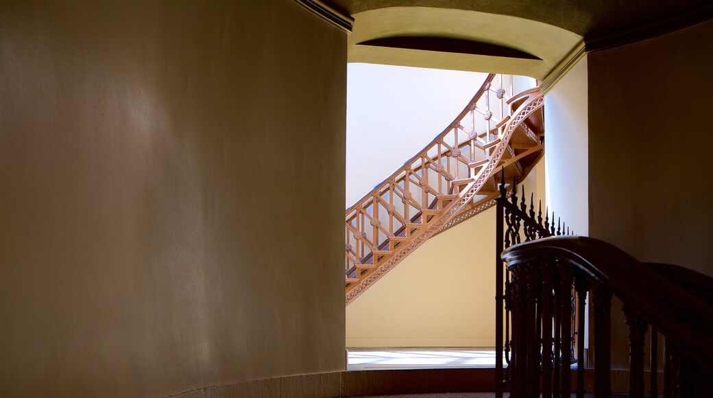 Old Courthouse toont historische architectuur en interieur